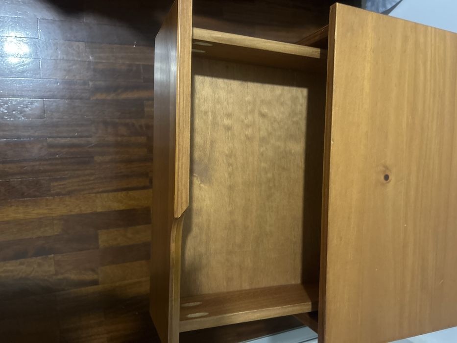 Mesas de cabeceira de Madeira com 3 Gavetas — Usada