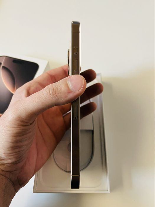 iPhone 16 Pro Max dourado titânio com 256 GB