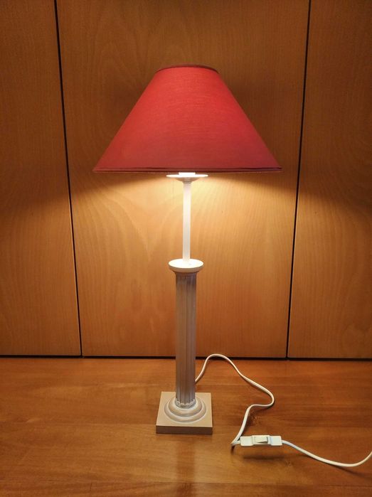 Candeeiro de mesa clássico com abajur, em tons de rosa, branco e vermelho