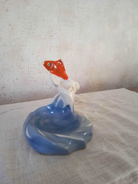 фарфорова статуетка