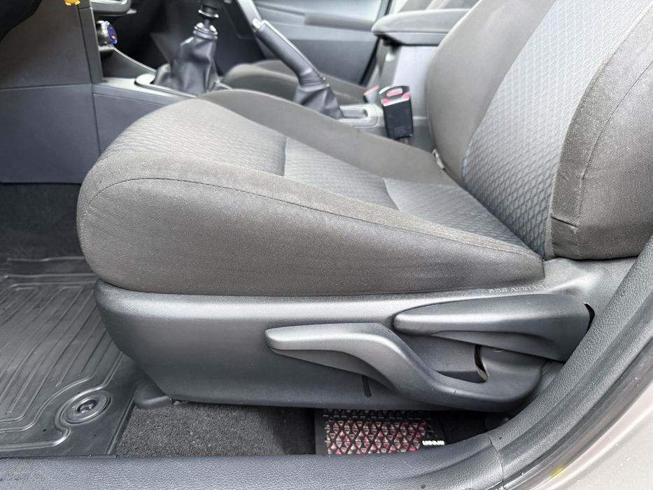 Toyota Auris 2013 хечбек БЕНЗИН 1.3