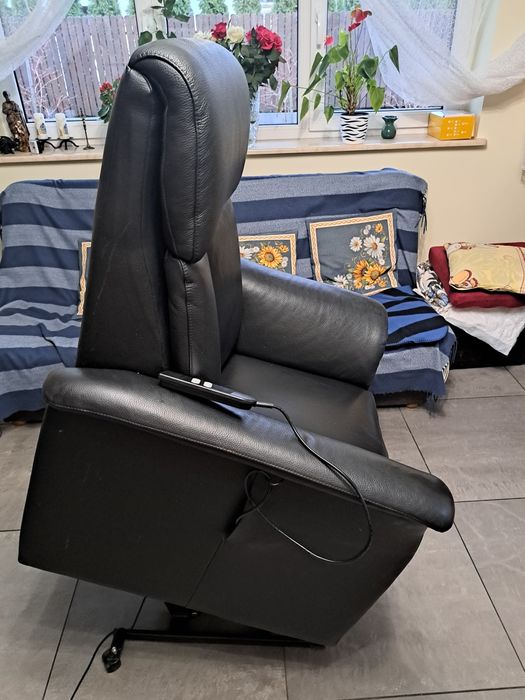 Fotel pionizujący skórzany czarny wyrzutnia- ułatwiający wstawanie