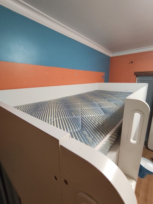 Cama alta IKEA branco e azul