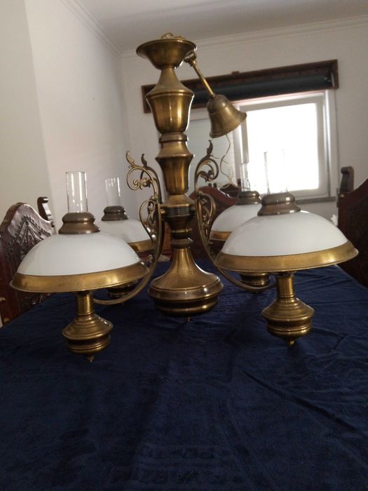 Candeeiro de sala de jantar  em latão e abajures em vidro 4 lâmpadas