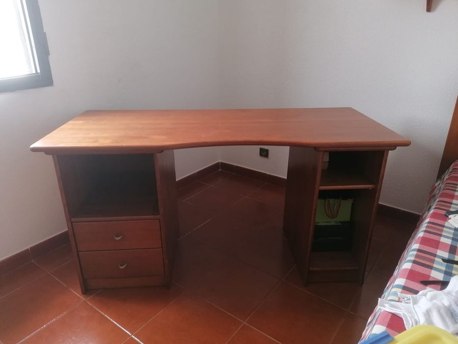 Cama e secretária