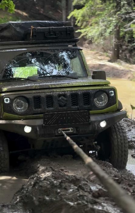 Відкідний тримач номерного знака на клюз лебідки