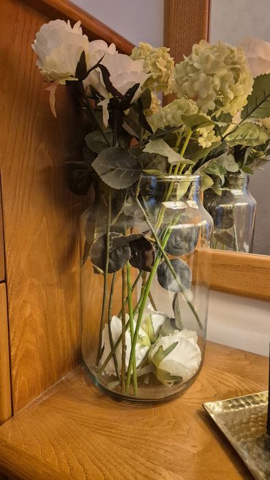 Jarra decorada com flores artificiais