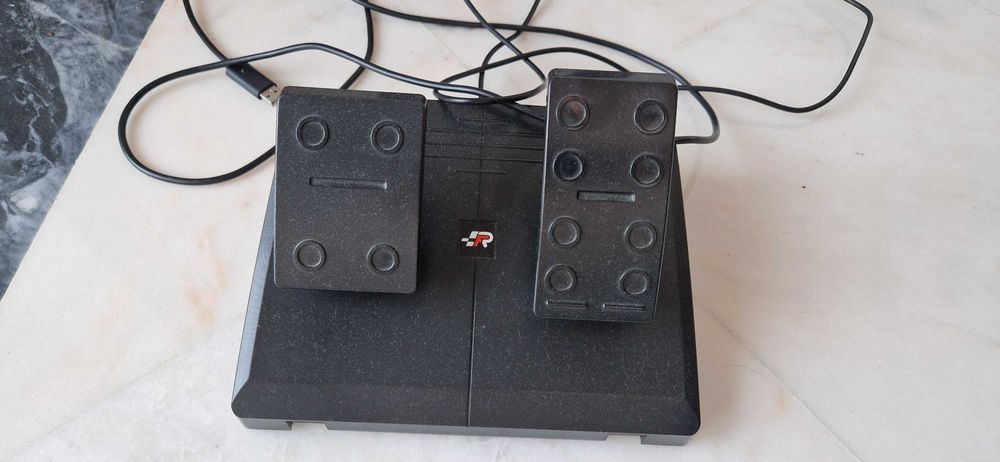 Volante para PS4 e pedais
