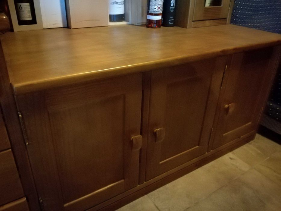 Móvel em pinho maciço