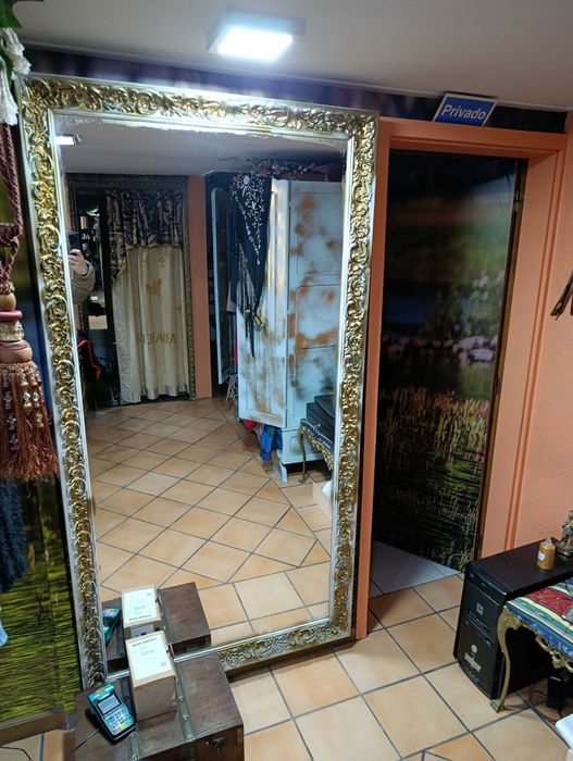 Espelho com motivos dourados