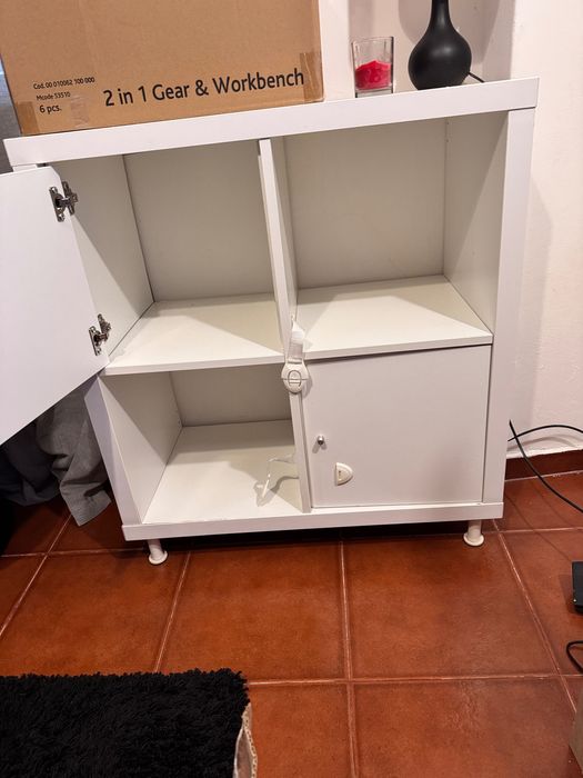 Móvel de sala com pés