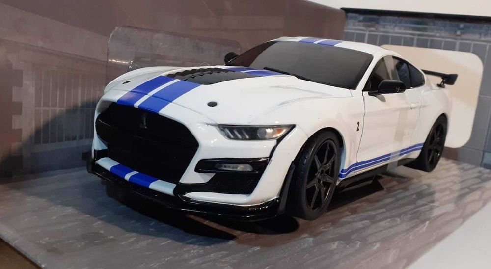 1/18 Ford Mustang GT500 br - Solido