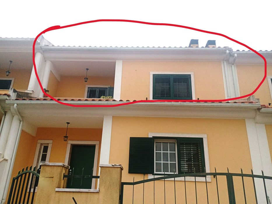 Quarto amplo com varanda privada e roupeiros embutidos. Ambiente tranquilo. Privacidade,
