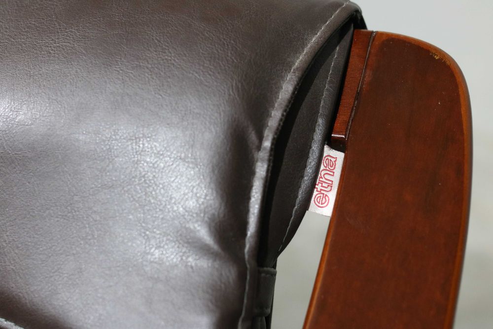 Poltrona + pousa pés design brasileiro