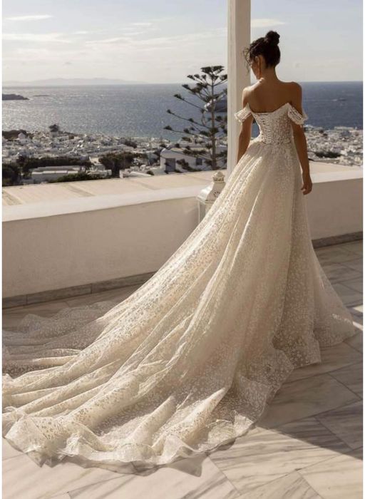 Śliczna suknia ślubna z trenem