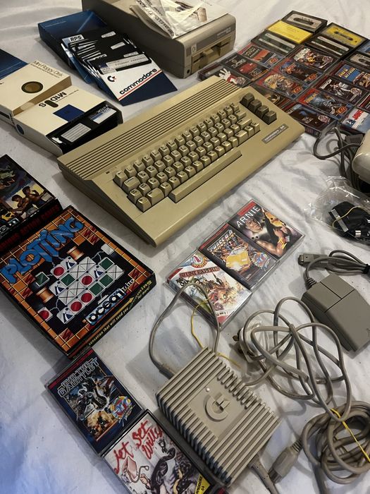 Commodore 64C + Drive Floppy Disk 1541 Pack