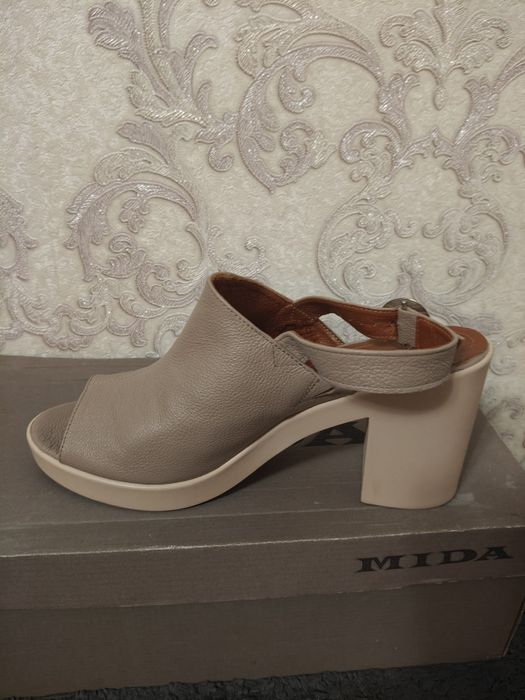 Шкіряні босоніжки