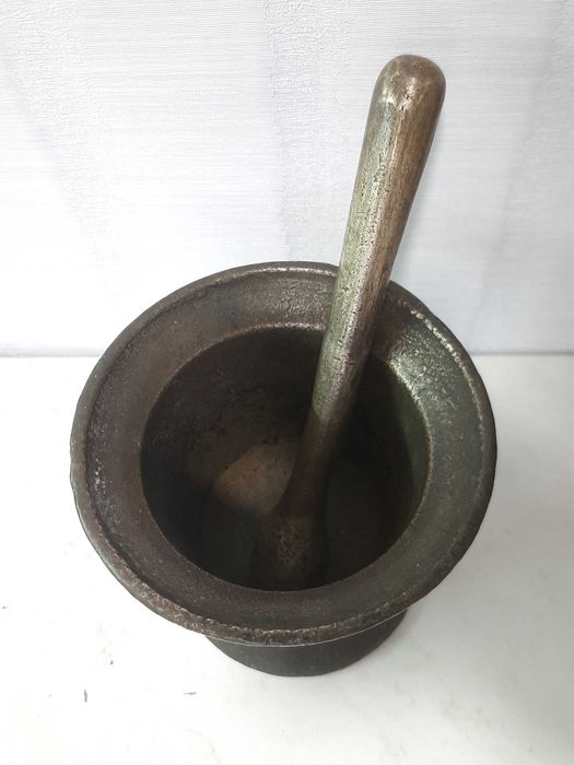 Большая бронзовая ступка с пестиком.