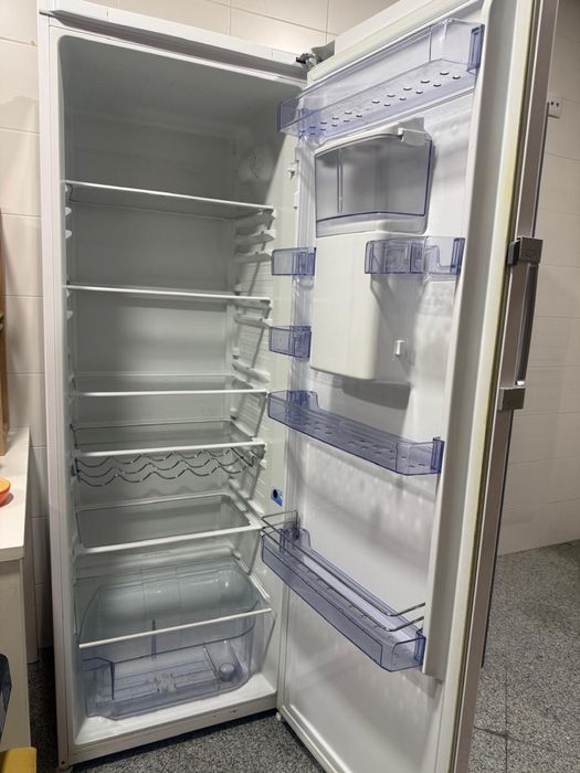 Frigorífico BEKO 370 L