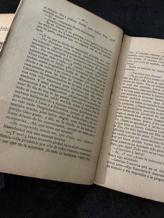 Exemplares da obra Crime e Castigo