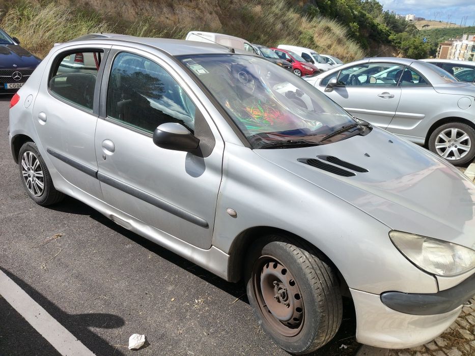 Peugeot 206 cinza 
Tem sensores de estacionamento na retaguarda 
Rádio com micro sistema mãos livres
Inspeção até 27/12/2026 sem qualquer anotação