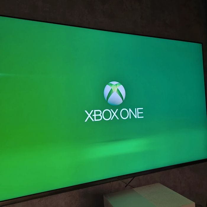 Xbox One S 1TB com Comando e 5 Jogos
