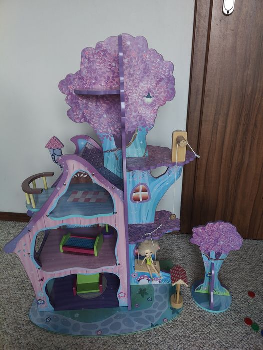 Drewniany domek dla lalek.