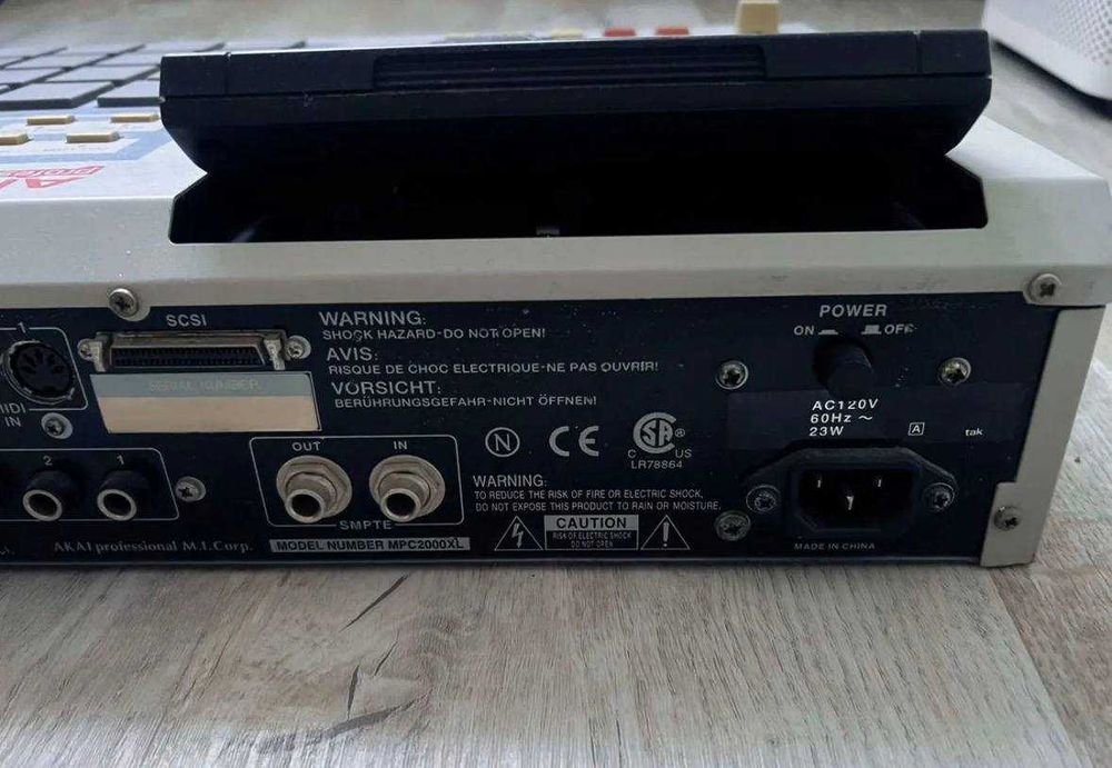 sampler vintage Akai mpc 2000 XL