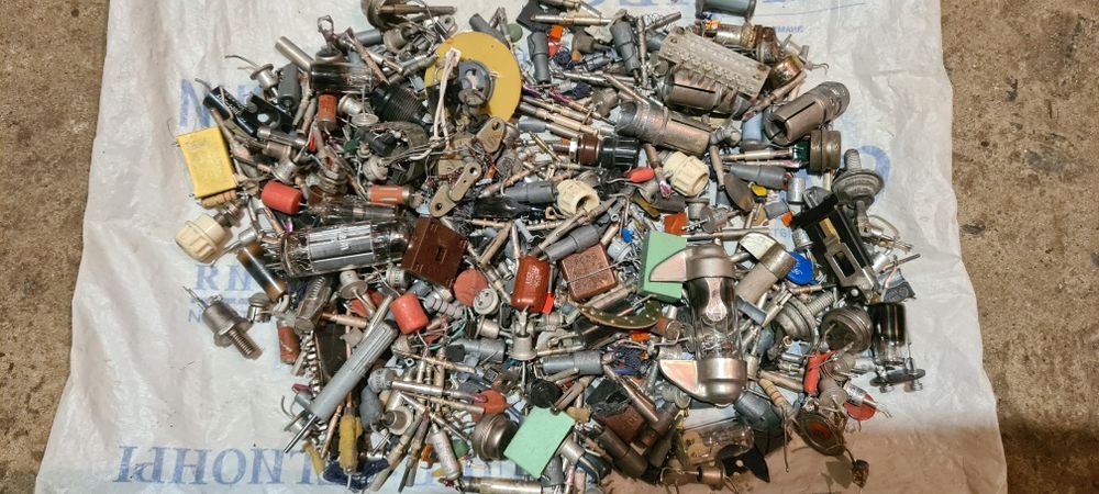 Радиодетали, платы, схемы, разъёмы, контакты.