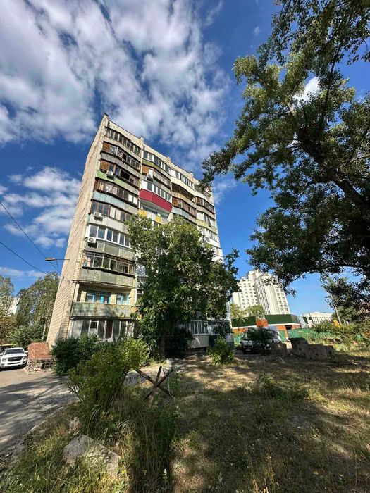 Вул. Іллєнка Юрія (Мельникова) буд.85, метро Дорогожичі