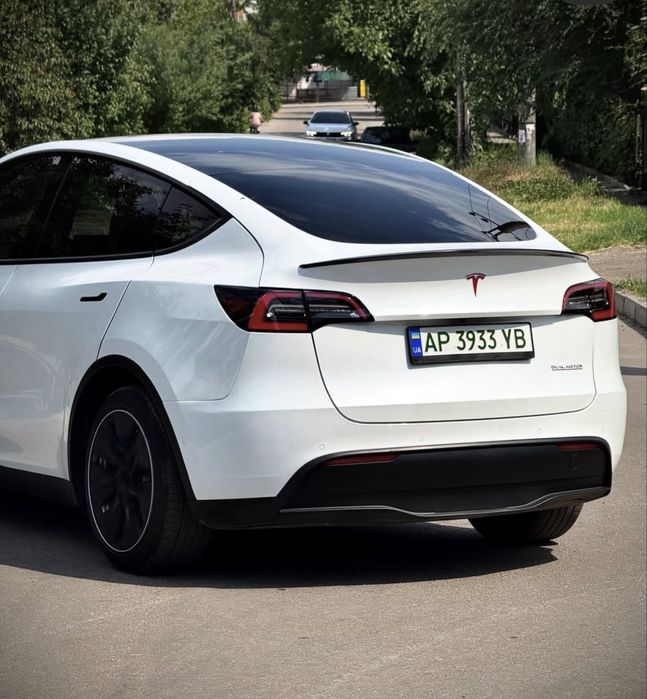Tesla model Y 2020 рік