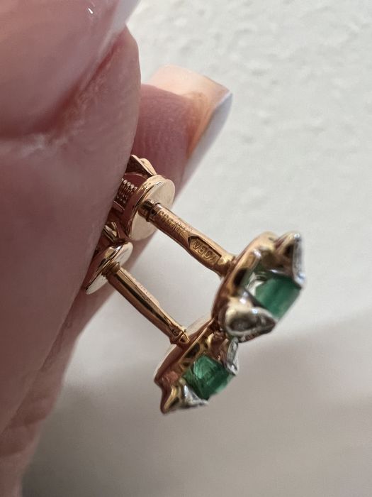 Золотые серьги пусеты с бриллиантами и изумрудами красное золото 585 п