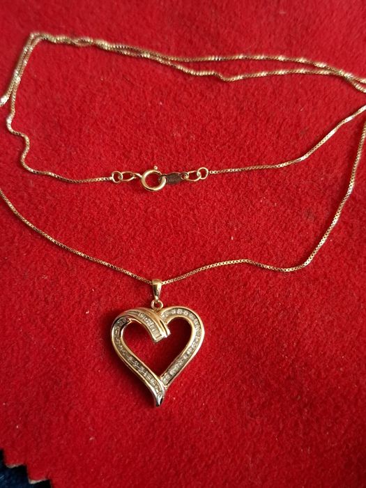Lancuszek z sercem diamentowym.
