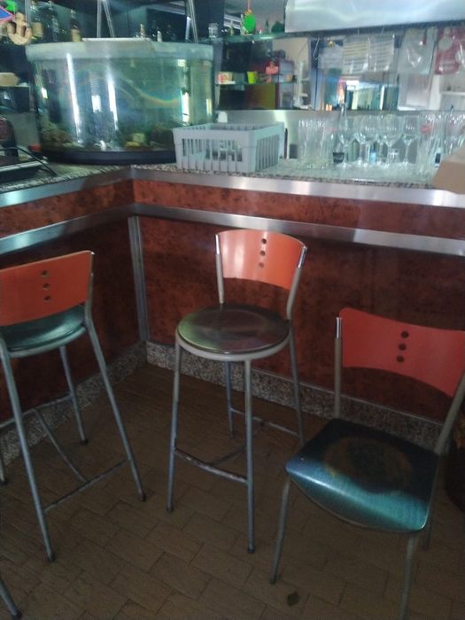 Mobília para café/restauração usada - mesas, cadeiras e bancos altos
