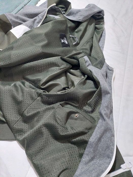 Casaco com capucho verde tropa com branco e cinza
