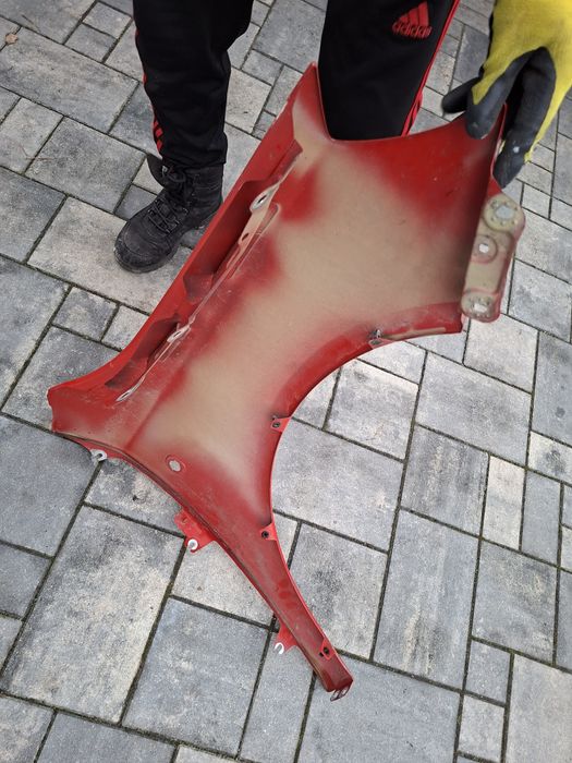 Skoda fabia 2 roomster blotnik przedni lewy czerwony lf3k