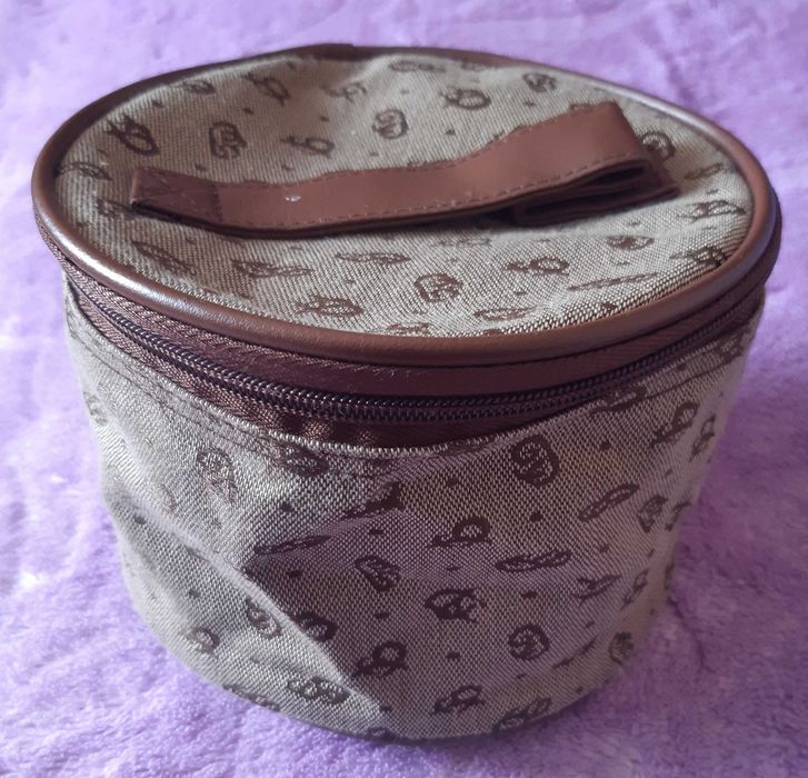 Kosmetyczka kuferek.