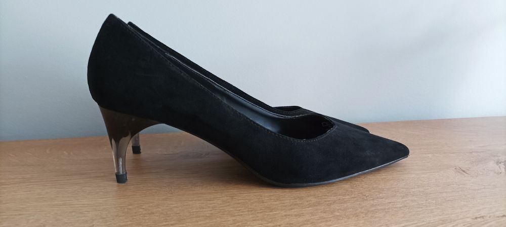 Zamszowe czółenka Bershka