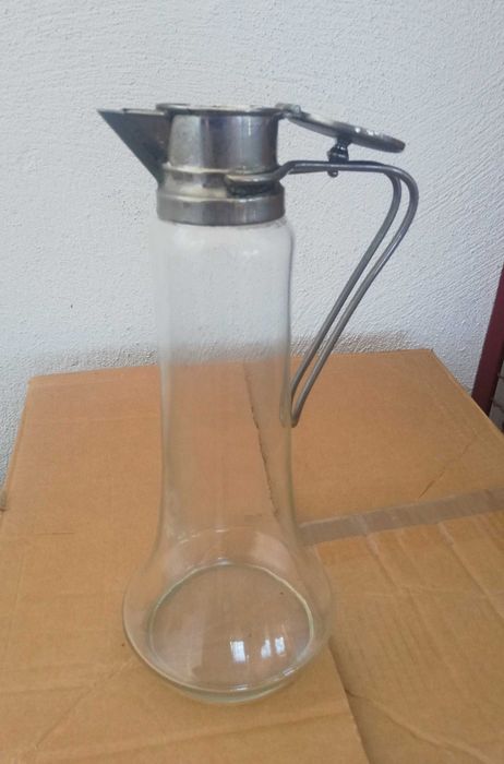 Jarro alto (30cm) de vidro antigo com tampa e pega em metal