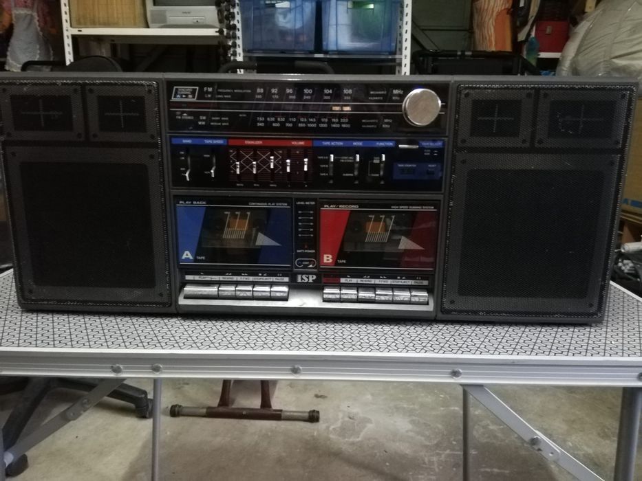 Rádio antigo com colunas