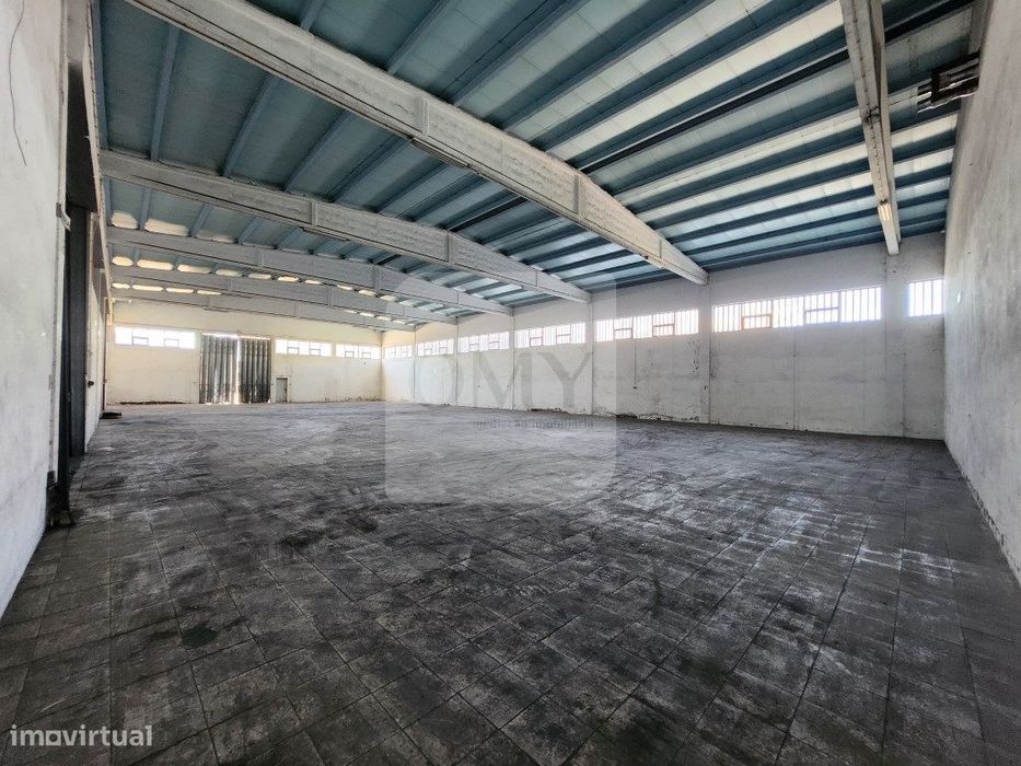 Armazém com 2.362m2 na Zona Industrial de Constantim em Vila Real