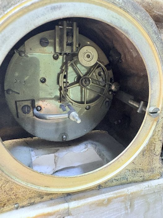 Raro antigo relógio de lareira francês V. Maugis com figura religiosa