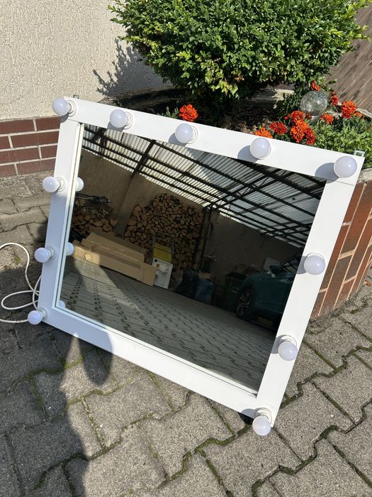 Lustro z dużym oświetleniem