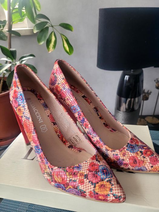 Czółenka czerwone baldaccini na stupku.