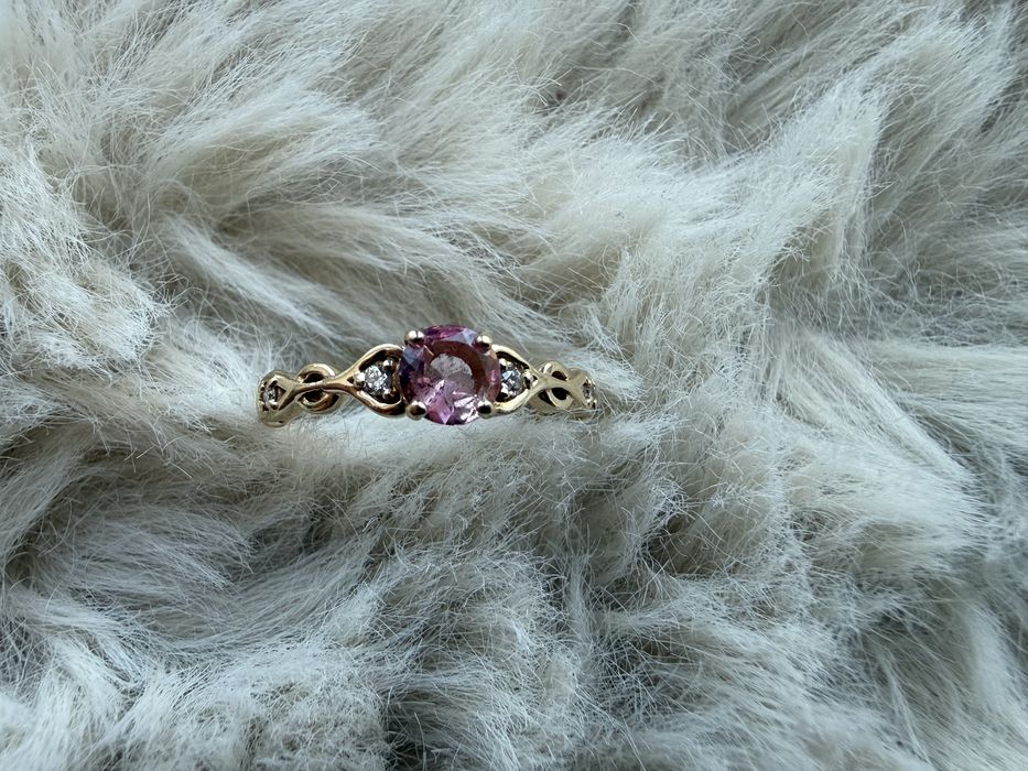 Piekny zloty pierscionek