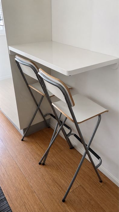 Prateleira/mesa refeicoes com 2 cadeiroes