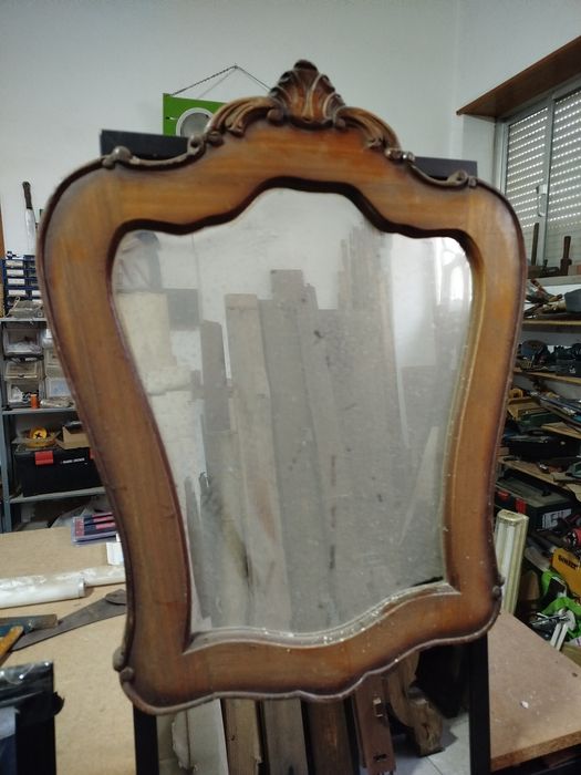 Espelho de madeira clássico