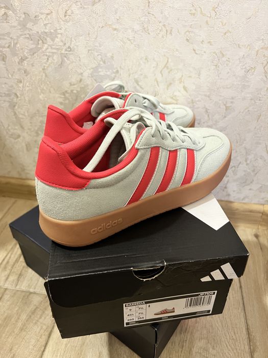 Кеди adidas нереального коліру