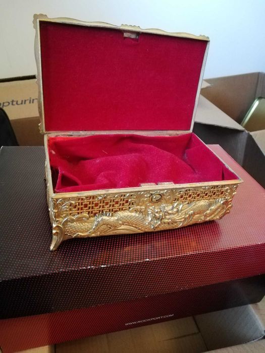 porta joias em metal com relevos