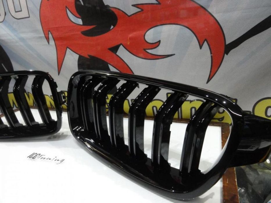 Grelha frontal em plástico ABS para BMW F30 / F31 11-18 M4 look / dupla lâmina em preto piano brilhante